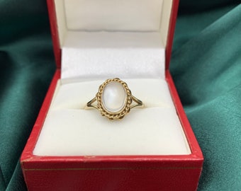 1989 Preloved Luxury Moonstone 9ct Gold Ring Size O-P Hallmarked London 3.06g