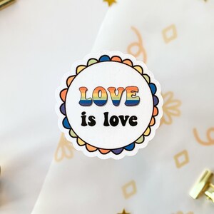 Liebe ist Liebe Kreis | glänzender Vinyl Aufkleber, Pride Sticker, lgbtq+ Sticker, die-cut | wasserfester Sticker für Laptop, Wasserflasche + Journal