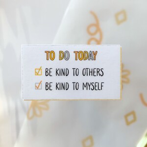To Do Liste - Be Kind | glänzender Vinyl Sticker, Selbstliebe Sticker, Selfcare Sticker | wasserfester Sticker für Laptop, Wasserflasche + Journal