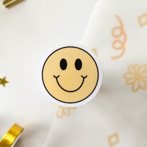 Smiley Aufkleber | glänzender Vinyl Sticker, Good Vibes Sticker, Positivity Sticker, Emoji | wasserfester Sticker für Laptop, Wasserflasche + Journal