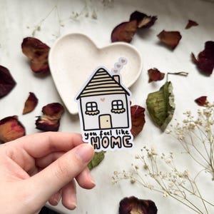 Gemütlicher "You feel like home" Aufkleber groß | glänzender Vinyl Sticker, Selbstliebe Sticker, Selfcare Sticker | wasserfester Aufkleber | Geschenk für geliebte