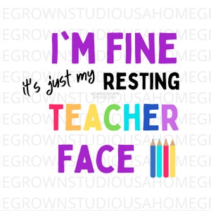 K&ouml;nnte beinhalten: Eine lila und schwarze Grafik mit dem Text "I'm fine it's just my resting teacher face" mit dem Wort "teacher" in Regenbogenfarben und vier Buntstiften.