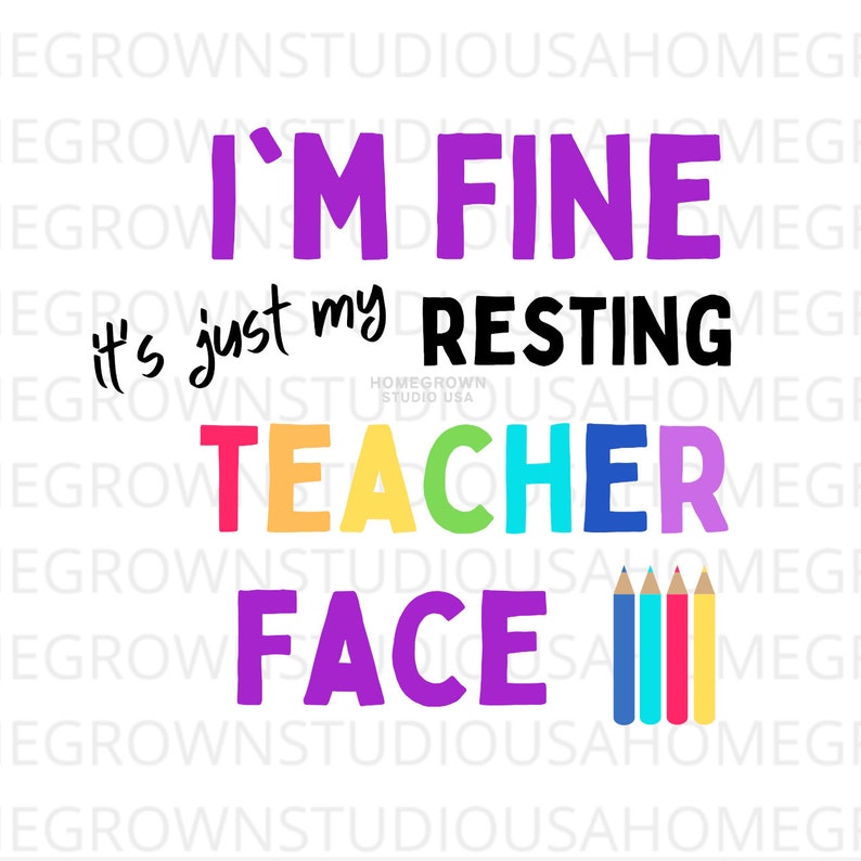 K&ouml;nnte beinhalten: Eine lila und schwarze Grafik mit dem Text "I'm fine it's just my resting teacher face" mit dem Wort "teacher" in Regenbogenfarben und vier Buntstiften.