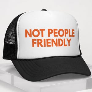 Inte folkvänlig truckerkeps, rolig statement-keps, skummeshkeps, grafisk snapback, sarkastisk keps för kvinnor, streetwear-keps