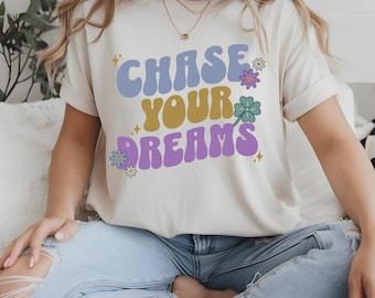 Chase Your Dreams T-shirt, retro groovy grafisch T-shirt, inspirerend shirt voor vrouwen, motiverend positief citaat T-shirt, trendy esthetisch shirt