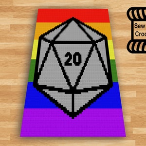 Könnte beinhalten: Ein Häkelmuster für einen regenbogenfarbenen D20-Würfel mit dem Text "Sew You Crochet" in Schwarz.