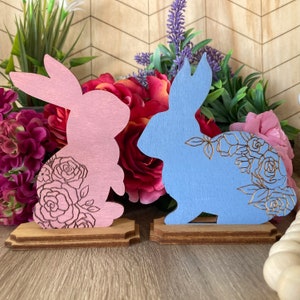 Easter Bunnies Shelf Sitters avec des motifs gravés floraux / roses, debout et assis, style ferme romantique - Fichiers laser numériques SEULEMENT !