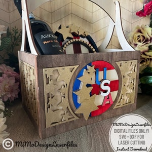 Può includere: Una scatola di legno con manico, decorata con stelle e le lettere "USA" in rosso, bianco e blu. La scatola è progettata per il taglio laser.