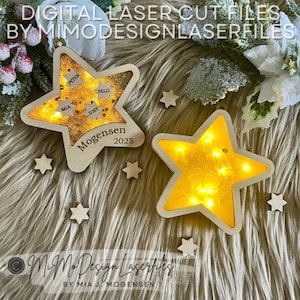 Può includere: Due ornamenti in legno a forma di stella con luci LED calde. Una stella ha i nomi "Peter", "Mia", "Zoey" e "Felix" e l'anno "2025". L'altra stella è illuminata. Il testo "DIGITAL LASER CUT FILES BY MIMODESIGNLASERFILES" è visibile.