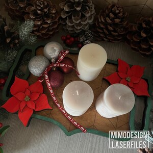 Op de afbeelding: Een groene houten dienblad met een kerstboomontwerp, versierd met rode kerststerren, zilveren en rode kerstballen en vier witte kaarsen. Het dienblad heeft de tekst "MIMODESIGN LASERFILES" gedrukt in de rechterbenedenhoek.