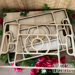 Op de afbeelding: Een set van drie houten lasergesneden frames met ingewikkelde geometrische ontwerpen. De frames zijn op elkaar gestapeld en hebben een natuurlijke houtkleur. De afbeelding bevat de tekst "MIMODESIGN LASERFILES".
