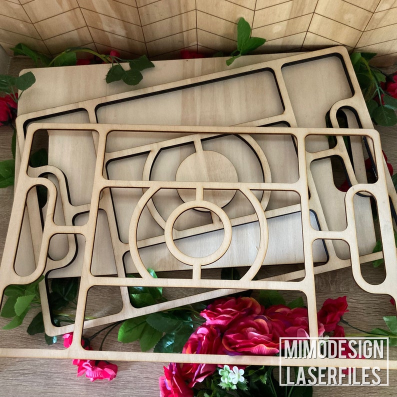 Op de afbeelding: Een set van drie houten lasergesneden frames met ingewikkelde geometrische ontwerpen. De frames zijn op elkaar gestapeld en hebben een natuurlijke houtkleur. De afbeelding bevat de tekst "MIMODESIGN LASERFILES".