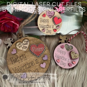 Può includere: Tre ornamenti di legno per San Valentino tagliati al laser. Uno è rosa con il testo "Buon San Valentino" e un cuore con il testo "Ti amo". Un altro è marrone con il testo "Buon San Valentino" e un cuore con il testo "Peter". L'ultimo è marrone con il testo "Buon San Valentino" e un cuore con il testo "Amore e baci Mia".