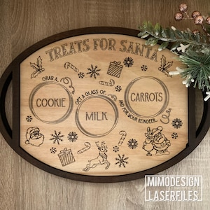 Op de afbeelding: Een houten dienblad met een bruine rand en een licht houten midden. Het dienblad is gegraveerd met de woorden "Treats for Santa" en heeft afbeeldingen van koekjes, melk, wortels, een rendier en de kerstman. Het dienblad is perfect om lekkernijen voor de kerstman en zijn rendieren te bewaren.