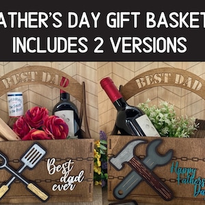 Puede incluir: Dos cestas de regalo de madera con el texto "Best Dad" en la parte superior. La cesta de la izquierda tiene herramientas para asar a la parrilla y una botella de vino. La cesta de la derecha tiene un martillo y una llave inglesa y una botella de vino. El texto "Best Dad Ever" está en la cesta de la izquierda y "Happy Father's Day" está en la cesta de la derecha.