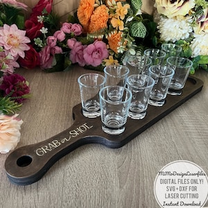 10 doses de bebidas placa de vôo com alça gravada arquivos de corte personalizados para madeira * Somente arquivos digitais SVG + DXF * Pronto para Laser e Glowforge
