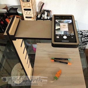 Telefoonhouder voor verticale opname naar beneden. Voor Iphone 13 en kleinere telefoons. Perfect voor video-tutorials en foto-enscenering. DIGITALE BESTANDEN!