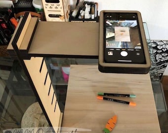 Support pour téléphone permettant l'enregistrement vertical vers le bas. Compatible avec l'iPhone 13 et les téléphones plus petits. Idéal pour les tutoriels vidéo et la mise en scène de photos. FICHIERS NUMÉRIQUES !