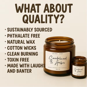 Op de afbeelding: Twee bruine glazen potten met sojakaarsen met witte etiketten met de tekst "Sandalwood & Amber". De grotere pot bevat 180 ml en de kleinere pot 30 ml. De afbeelding bevat ook tekst met de tekst "What about Quality?" en geeft de kenmerken van de kaars weer.