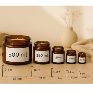 Op de afbeelding: Vijf bruine glazen potten van verschillende formaten, gelabeld met hun volume in milliliters. De grootste pot is 10 cm breed en 9 cm hoog, met een inhoud van 500 ml. De kleinste pot is 4 cm breed en 5 cm hoog, met een inhoud van 30 ml.