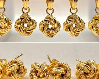 Set med kärleksknut-hänge och örhängen i 18 karat guld