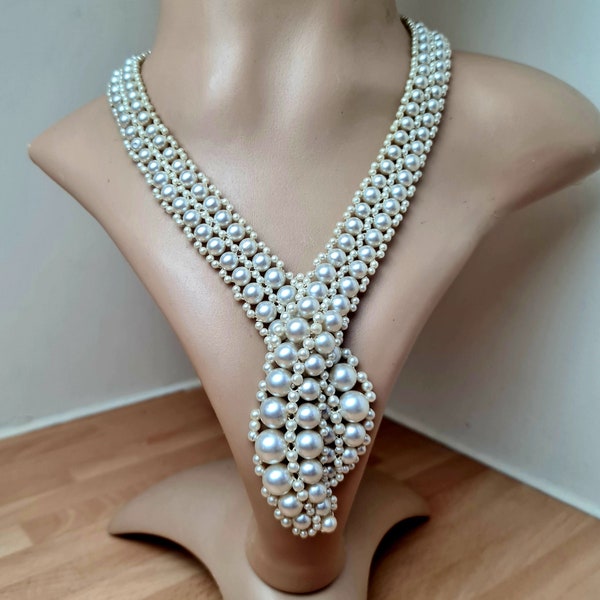 Beautiful in shape of infinity faux pearl necklace