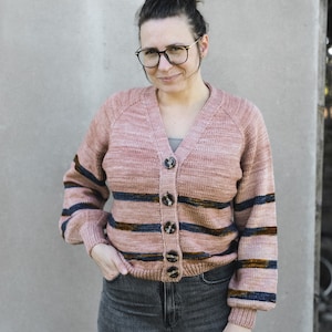 Strickanleitung für Verona Cardigan, Cardigan Muster, Cardigan Strickmuster, Cardigan mit V-Ausschnitt, Rundstrick, nahtloses Stricken