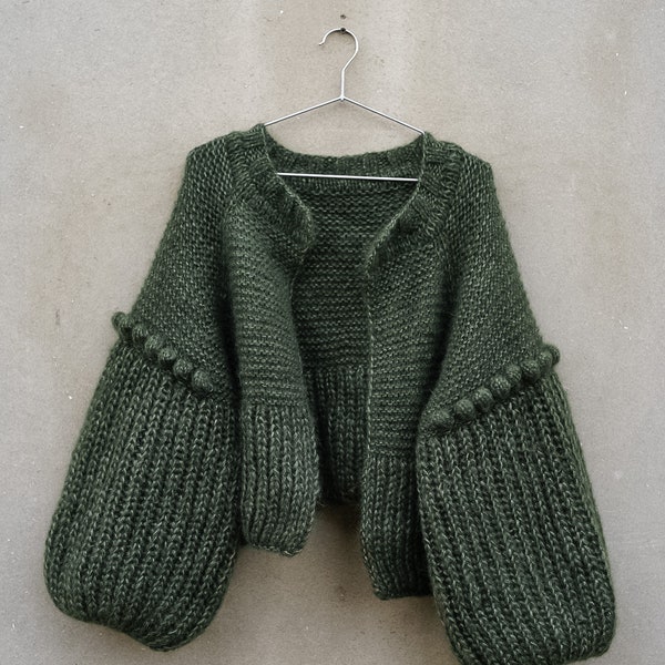 Modèle de tricot pour veste à pompon mouton gris, cardigan court, manches bouffantes, modèle de tricot cardigan mohair, pull élégant