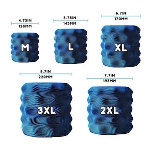Puede incluir: Imagen que muestra cinco rodillos de masaje azules de varios tama&ntilde;os, etiquetados como M, L, XL, 2XL y 3XL. Las medidas se proporcionan en pulgadas y mil&iacute;metros, con el rodillo m&aacute;s grande midiendo 220 mm de ancho.
