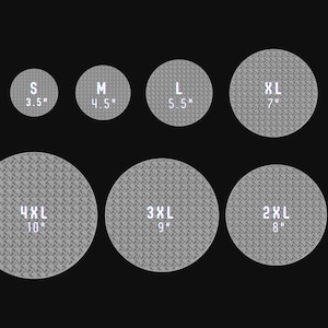Op de afbeelding: Een verzameling cirkelvormige items in verschillende maten, vari&euml;rend van 8,9 cm tot 25,4 cm in diameter. Elke cirkel heeft een gestructureerd, grijs patroon en is gelabeld met een maat: S, M, L, XL, 2XL, 3XL en 4XL.