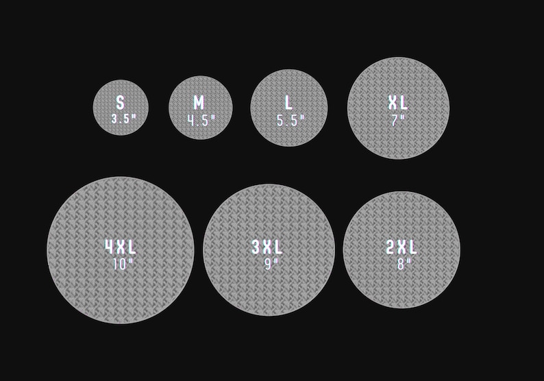 Op de afbeelding: Een verzameling cirkelvormige items in verschillende maten, vari&euml;rend van 8,9 cm tot 25,4 cm in diameter. Elke cirkel heeft een gestructureerd, grijs patroon en is gelabeld met een maat: S, M, L, XL, 2XL, 3XL en 4XL.