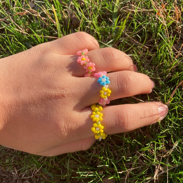 Cute flower beaded rings with different colors