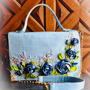 Mit Band bestickte Umhängetasche, bestickte Umhängetasche, Handtasche mit Bandstickerei, Handtasche mit Rosen