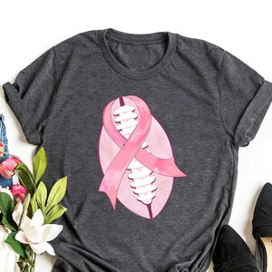 Camisa de futebol com fita de conscientização sobre o câncer de mama