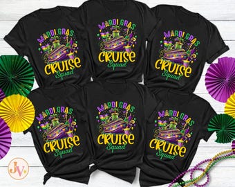 Op de afbeelding: Zes zwarte T-shirts met een Mardi Gras-thema. Elk shirt heeft een groene, paarse en gouden Mardi Gras-wagen met de tekst "Mardi Gras Cruise Squad".