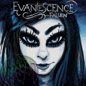 Op de afbeelding: Illustratie van een vrouw met donker haar en opvallende oogmake-up. De afbeelding bevat de tekst "Evanescence Fallen" in witte letters. Een groen en paars vleermuisachtig embleem staat in de linker benedenhoek. Het kunstwerk heeft een gotisch thema.