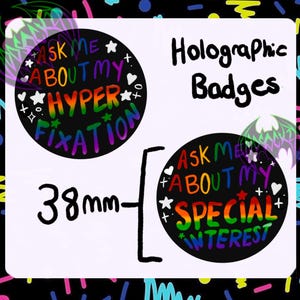 Op de afbeelding: Twee holografische badges van 38 mm met regenboogranden. De eerste badge zegt "Vraag me over mijn hyperfixatie" en de tweede badge zegt "Vraag me over mijn speciale interesse".
