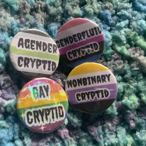 Handgemachtes Gay, Non Binary, Agender, Gender Fluid Cryptid 32 mm Button Pin Abzeichen - LGBT - LGBTQ - Queer
