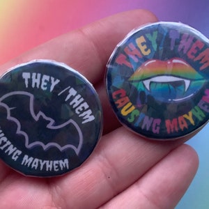 Insignias hechas a mano de 38 pulgadas con pronombres del orgullo para personas no binarias/enby (elle/elles) que causan estragos. ¡Idea de regalo perfecta para el Mes del Orgullo LGBTQIA+!