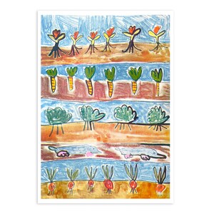Puede incluir: Un dibujo colorido que representa una escena de jardín con filas horizontales de plantas, incluyendo zanahorias naranjas, verduras de hoja verde y hortalizas de raíz rojas, junto a dos criaturas azul claro excavando en la tierra marrón.