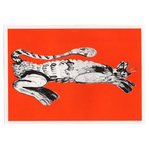 Puede incluir: Ilustración en blanco y negro de un gato sobre un fondo rojo brillante. El gato está dibujado de forma estilizada, con una larga cola y marcas detalladas. La obra de arte está sobre una tarjeta rectangular blanca.