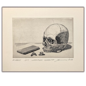 Peut inclure: Une gravure sur cuivre en noir et blanc intitulée Decades 1/50, représentant un crâne humain placé à côté d'un smartphone et d'une paire d'écouteurs sans fil. La gravure détaillée utilise des hachures pour créer profondeur et ombre.