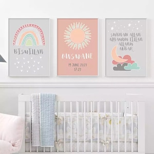 Baby Pink Grey Islamic Wall Art, Decoración de arte para niños, Póster de guardería, Impresión de lienzo personalizada, Fecha de nacimiento con nombre personalizado, Decoración de la habitación de los niños