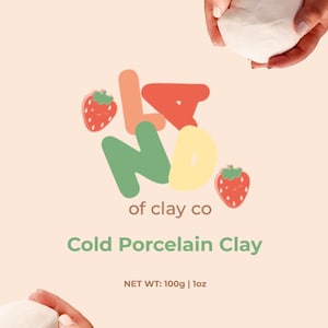 Puede incluir: Un paquete de arcilla de porcelana fría blanca con un peso neto de 100g o 1oz. La marca presenta el texto Land of Clay Co en letras de burbuja coloridas, acompañado de dos pequeñas ilustraciones de fresas rojas sobre un fondo color melocotón.