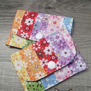 Petit Porte feuille, Porte Cartes, Petite Pochette, Pochette Colorée, porte cartes Fleurs, Fleurs, tissu, coton 100%, fait au Québec