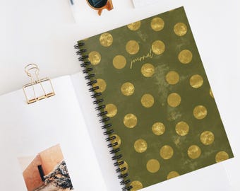 Cuaderno de espiral dorado y verde oliva con renglones para escritores y amantes de la lectura.