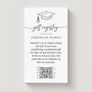 Puede incluir: Tarjeta blanca de registro de regalos con una ilustración de birrete y el texto "gift registry supporting Jeremiah Banks". La tarjeta incluye un código QR y texto sobre una graduación universitaria.