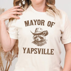 Camiseta de desenho animado do prefeito de guaxinim de Yapsville, camisa boba Y2K, presente pateta de melhor amigo, camisa meme sarcástica