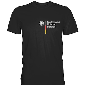 Könnte beinhalten: Schwarzes T-Shirt mit einer weißen und gelben deutschen Flagge und dem Text "Bundesinstitut für lecker Bierchen" auf der Vorderseite.