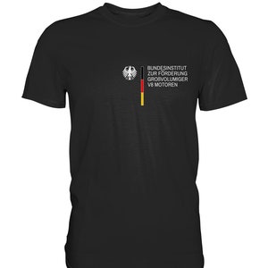 Op de afbeelding: Zwart T-shirt met een witte afbeelding van het Duitse wapen en de tekst "Bundesinstitut zur Förderung großvolumiger V8 Motoren".